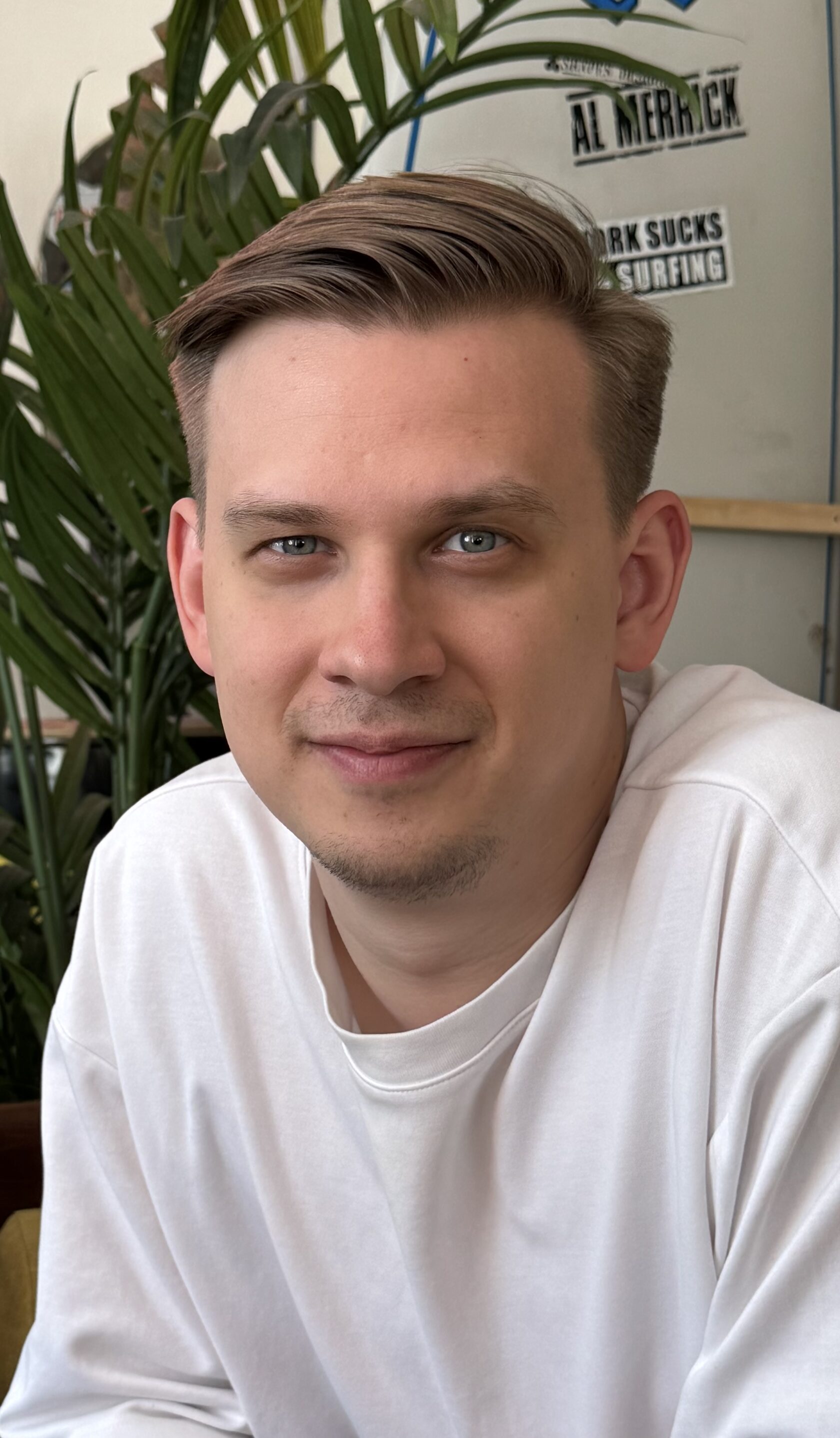 Меня зовут Александр, 8 лет проработал в логистике. Прошел свой путь от обычного клиентского менеджера до руководителя отдела. Имею небольшой опыт работы в баре, где научился находить подход к разным людям. В настоящий момент желаю сменить вектор своего развития и отойти от транспортно-логистических услуг. Готов применить имеющиеся навыки в новой работе и обучиться всему, чего не знаю.