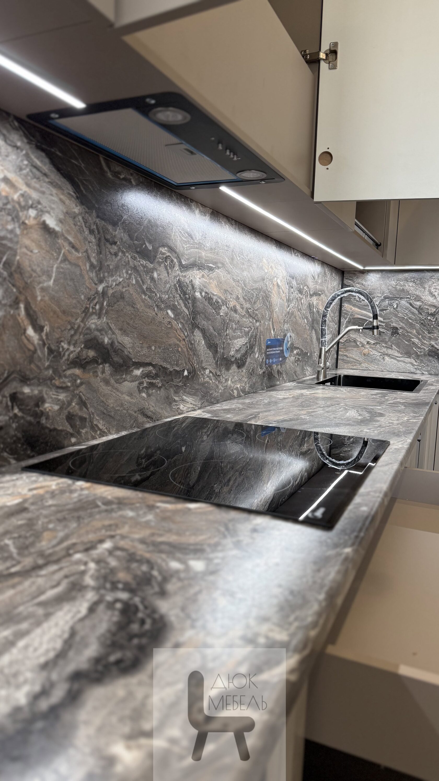 Витрина с подсветкой вместо шахты — кухня на заказ, ДюкМебель Краснодар