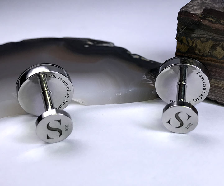 Гравировка на тыльной стороне запонок