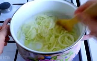 Приготовление ухи из красной рыбы со сливками по-фински: шаг 7