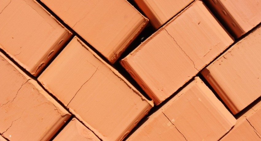 Кирпич часы работы. Красный силикатный кирпич. силикатный и керамический кирпич. кирпичина. кирпичино.