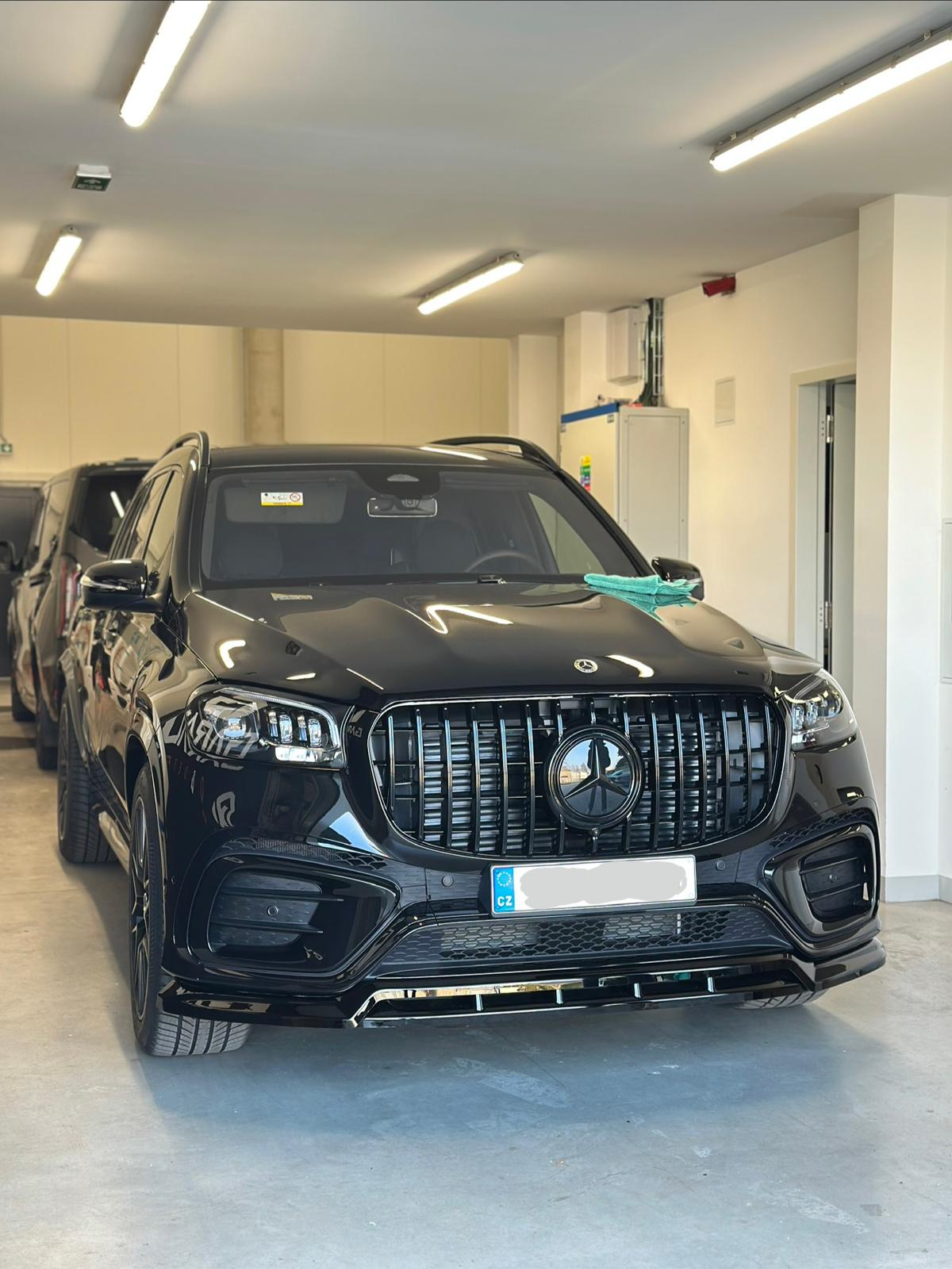 Mercedes-Benz GLS facelift – celopolep ochrannou fólií, dechromace, Maxton doplňky ve studiu