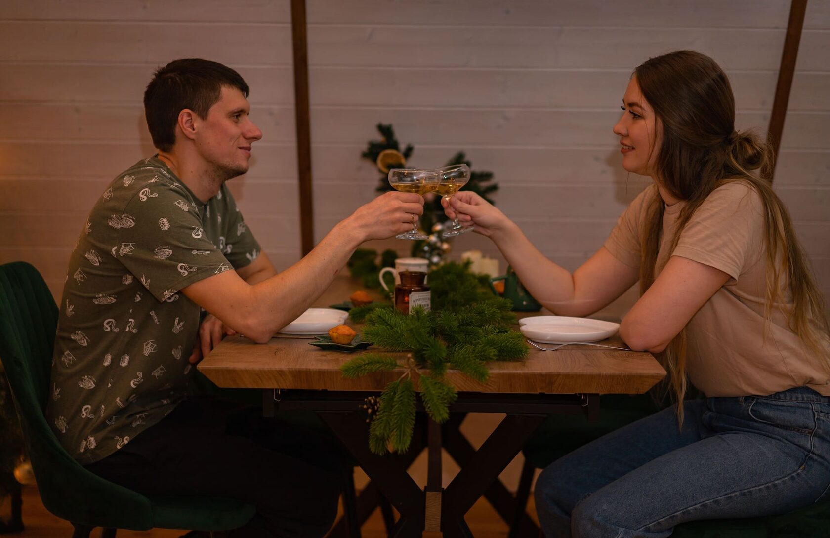 Романтический ужин при свечах в треугольном домике Aframe Happy — атмосфера для свидания вдвоем