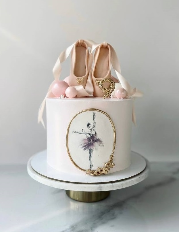 Торт с изображением балерины и пуантами из мастики