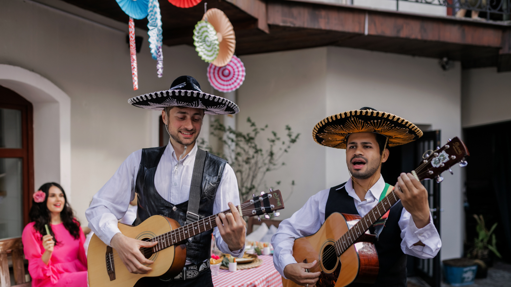 Испания люди. Человек с флагом испании. Барселона город в испании фото туристов. Испания баски и каталонцы. Испанцы время.