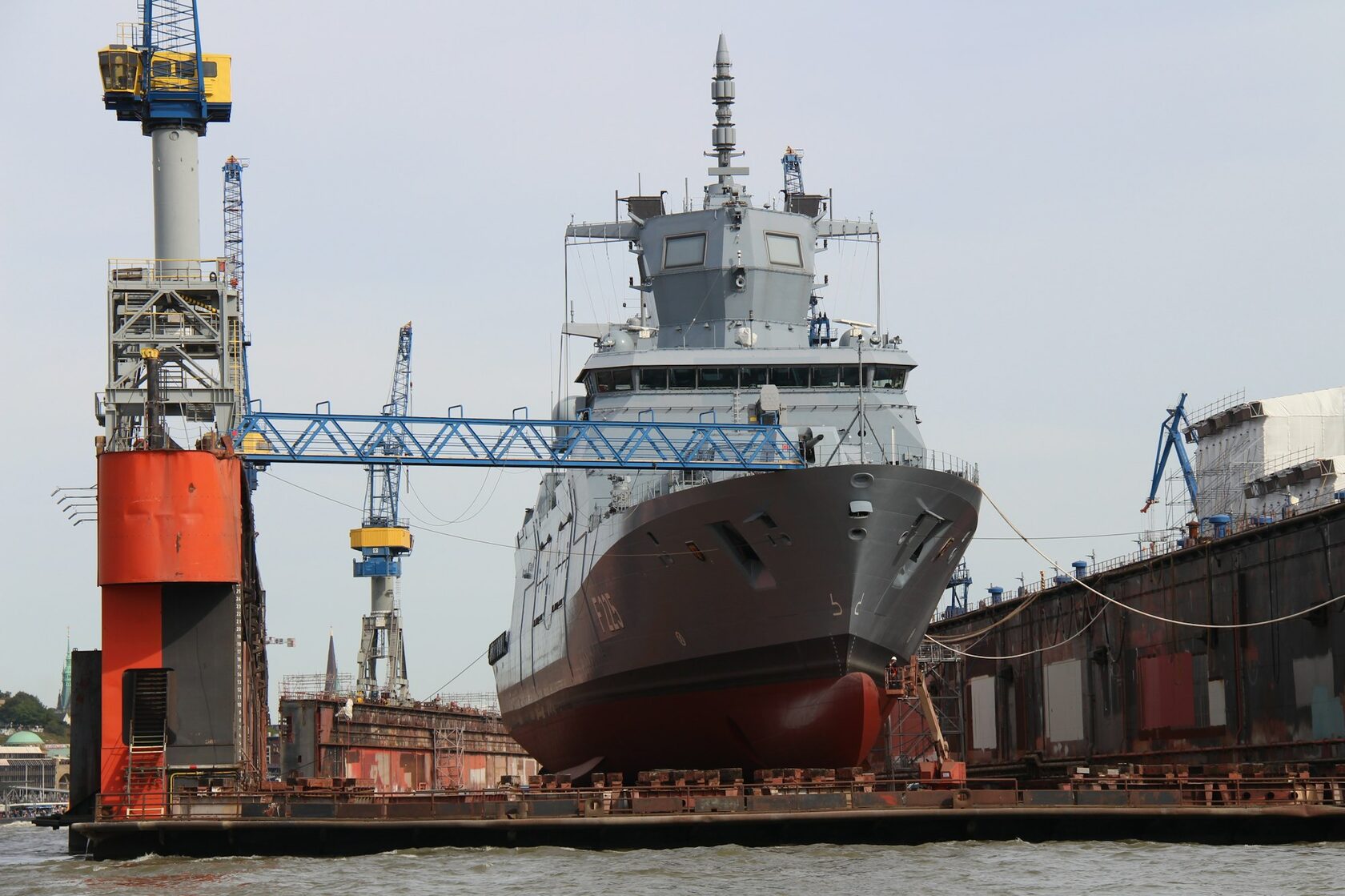Судостроительный завод — постройка морского судна на стапелях