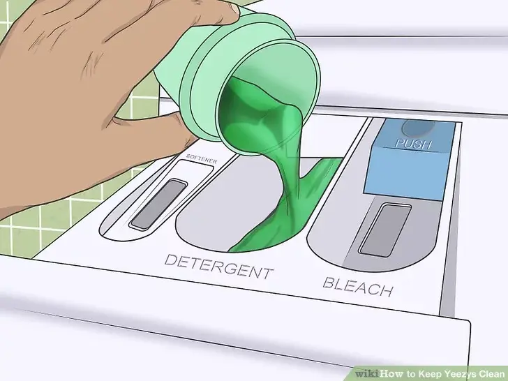 Налейте немного стирального порошка