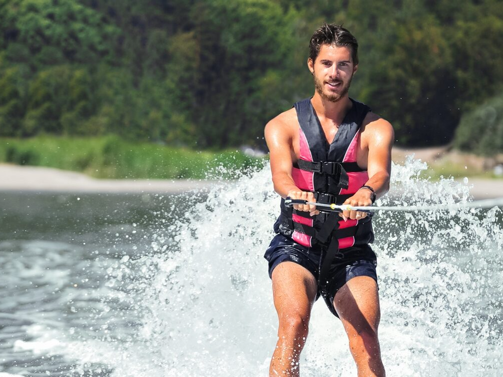 фото парня и девушки на романтическом свидании в публичном месте