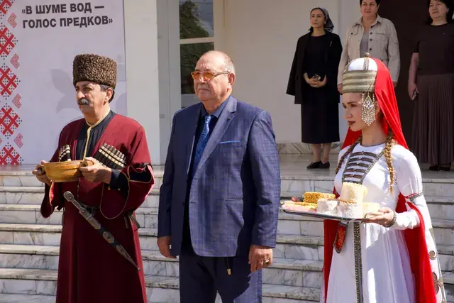 Встреча участников Чегемского форума в национальных костюмах