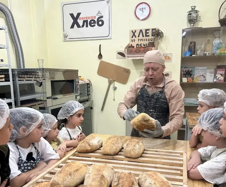 Дети замешивают тесто на экскурсии в пекарне