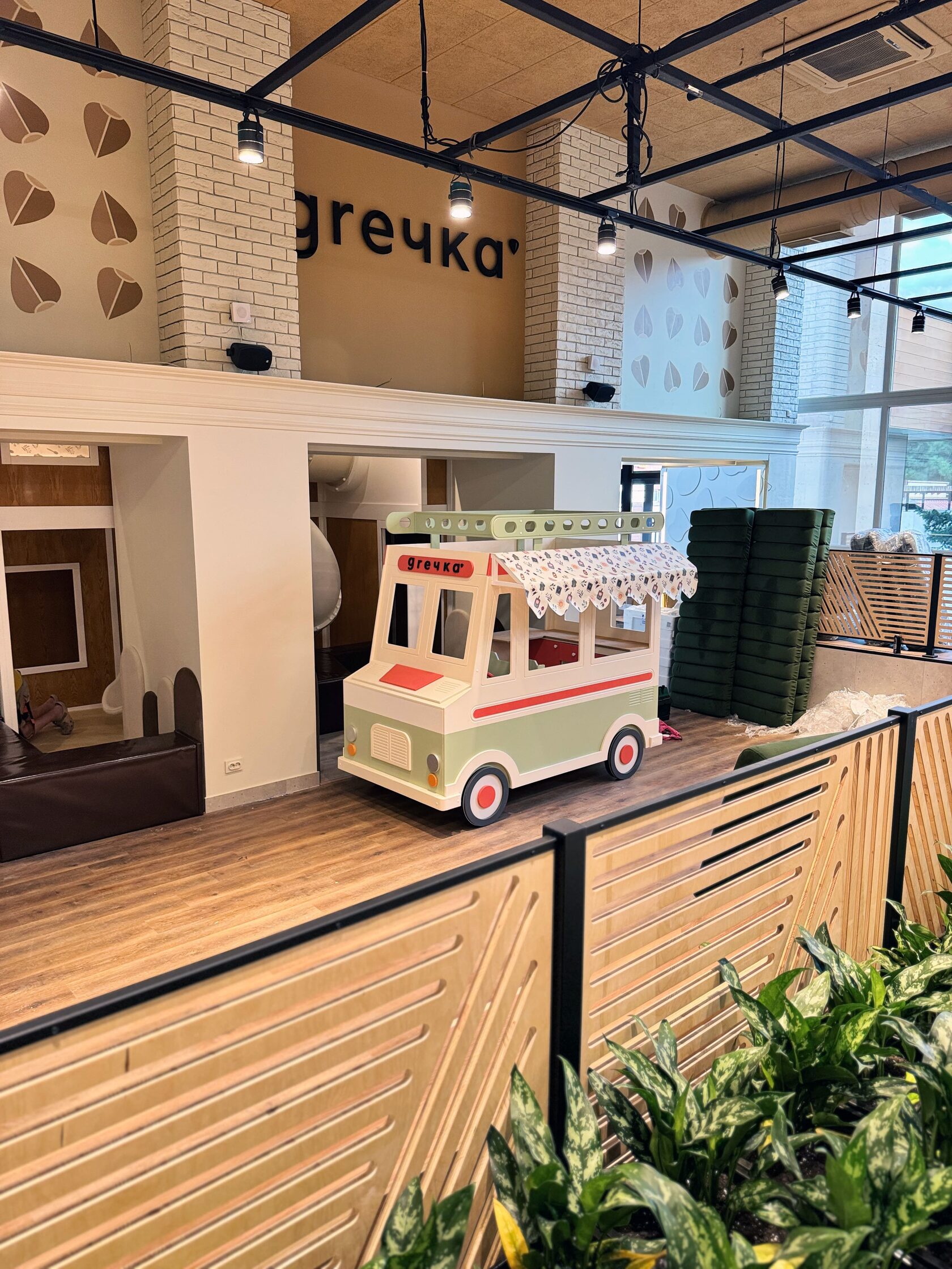 Игровой домик фудтрак для детской студии праздников