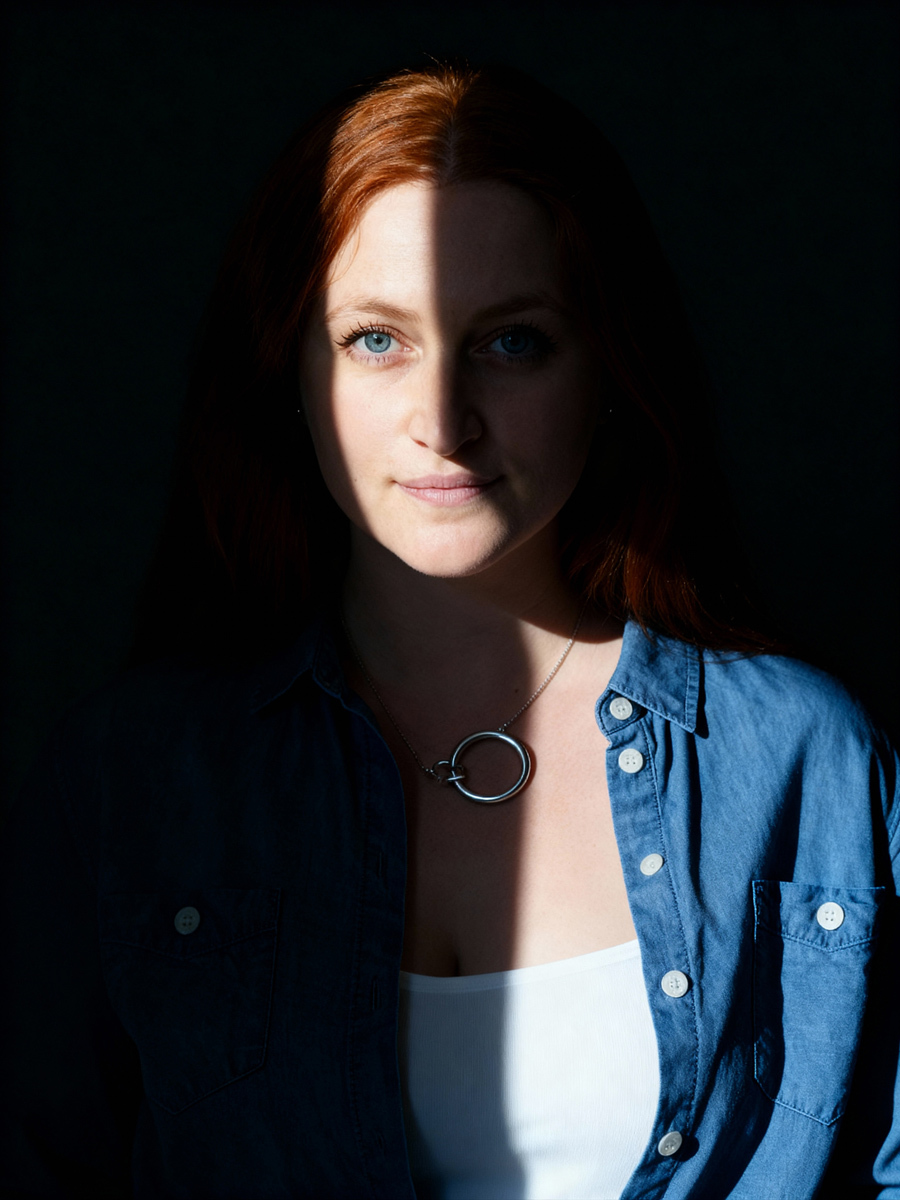 ии съемка девушка и луч солнца на лице