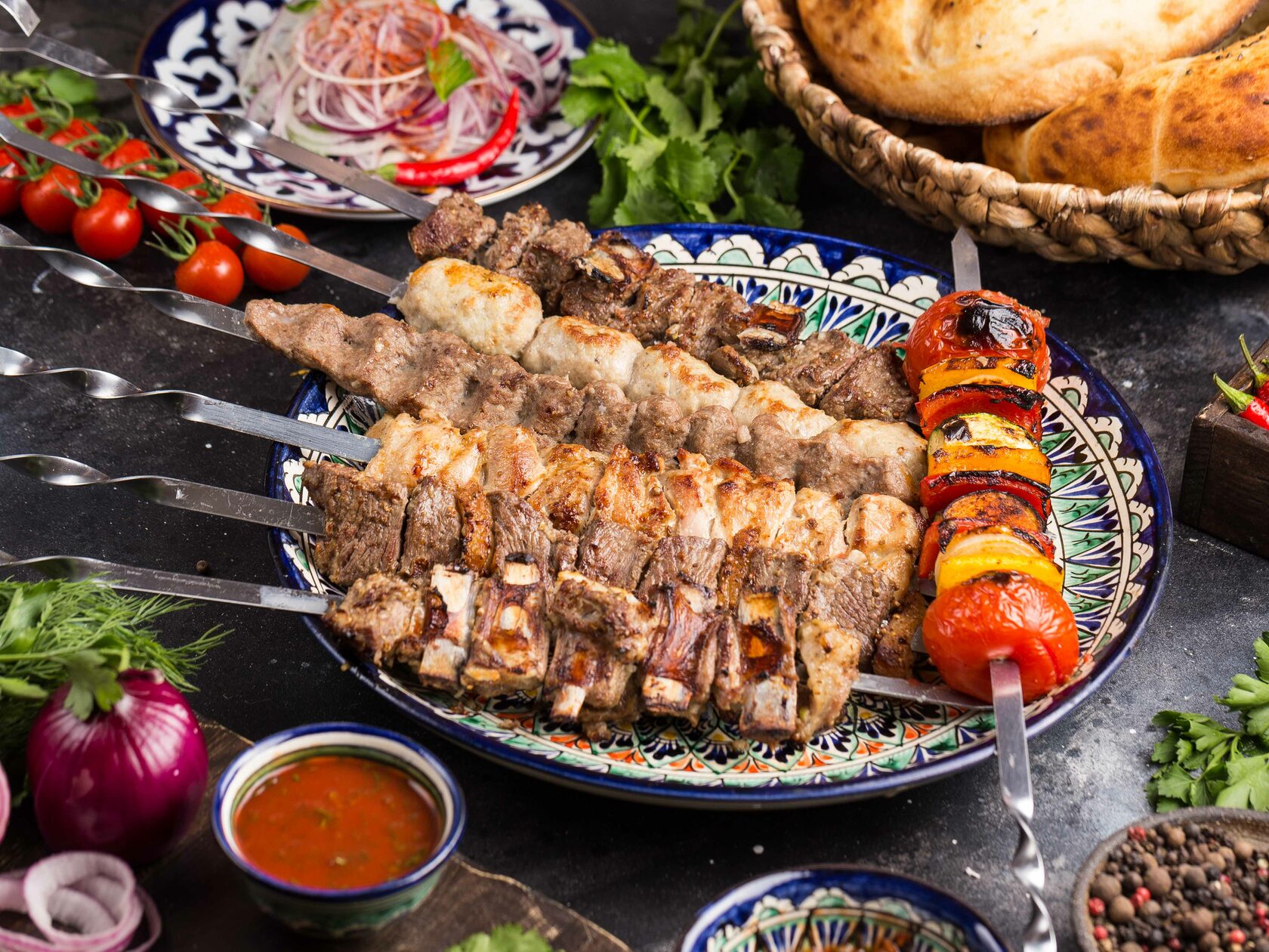 Турецкий шиш кебаб ассорти кебаб. Узбек с шашлыком. Мцвади хоровац. Восточный шашлык. Кийма кабоб.