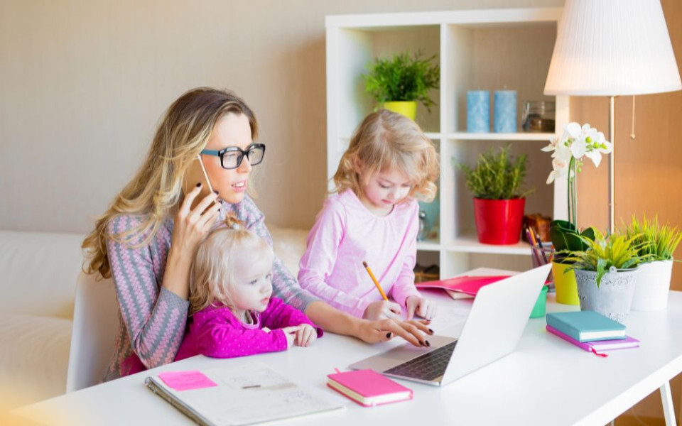 Материнство и карьера: что реально происходит в обществе