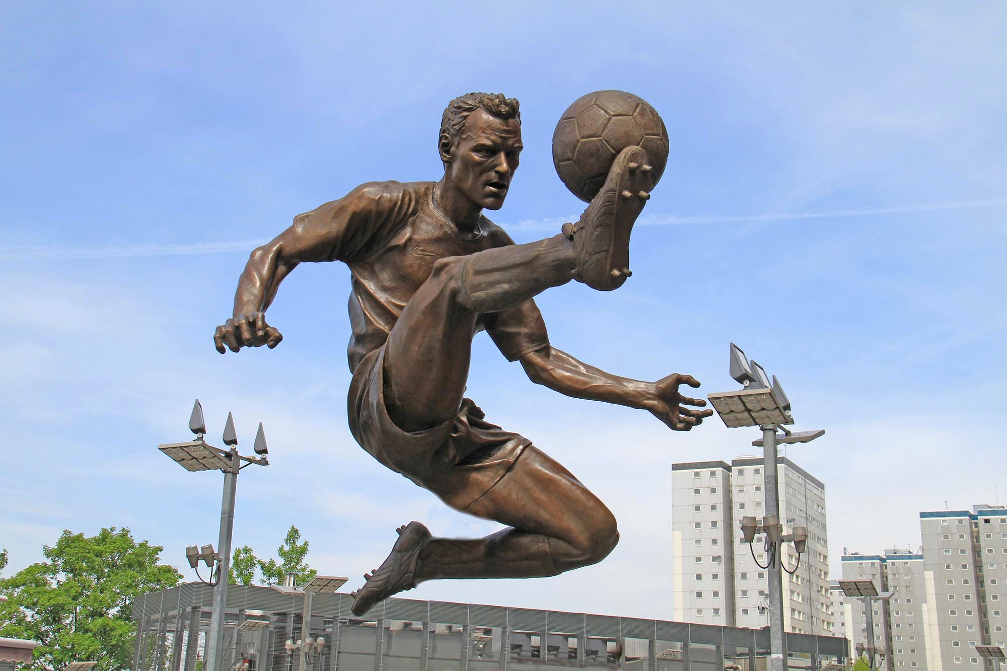 Деннис Бергкамп статуя