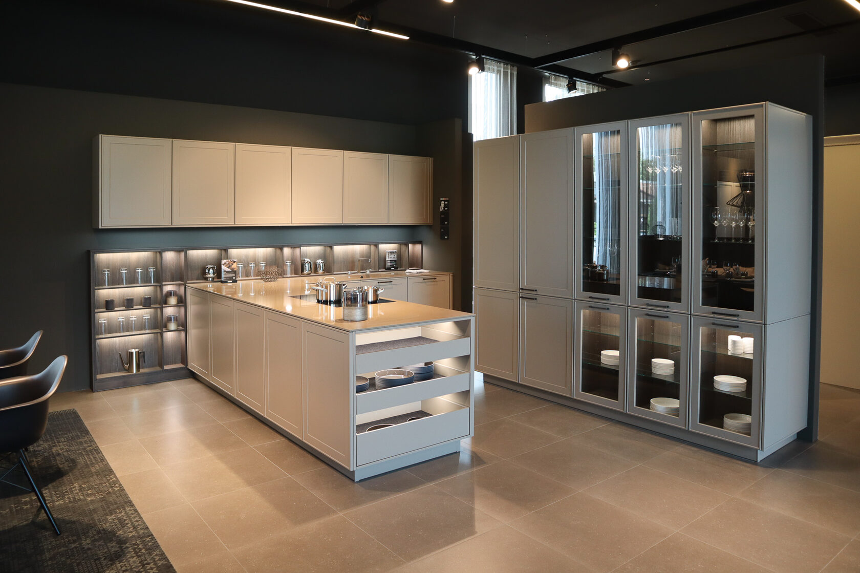 кухня со стеклом. кухня со стеклянным пеналом. современная кухня со стеклянным шкафом. кухонный гарнитур со шкафом для посуды. встраиваемые кухни.