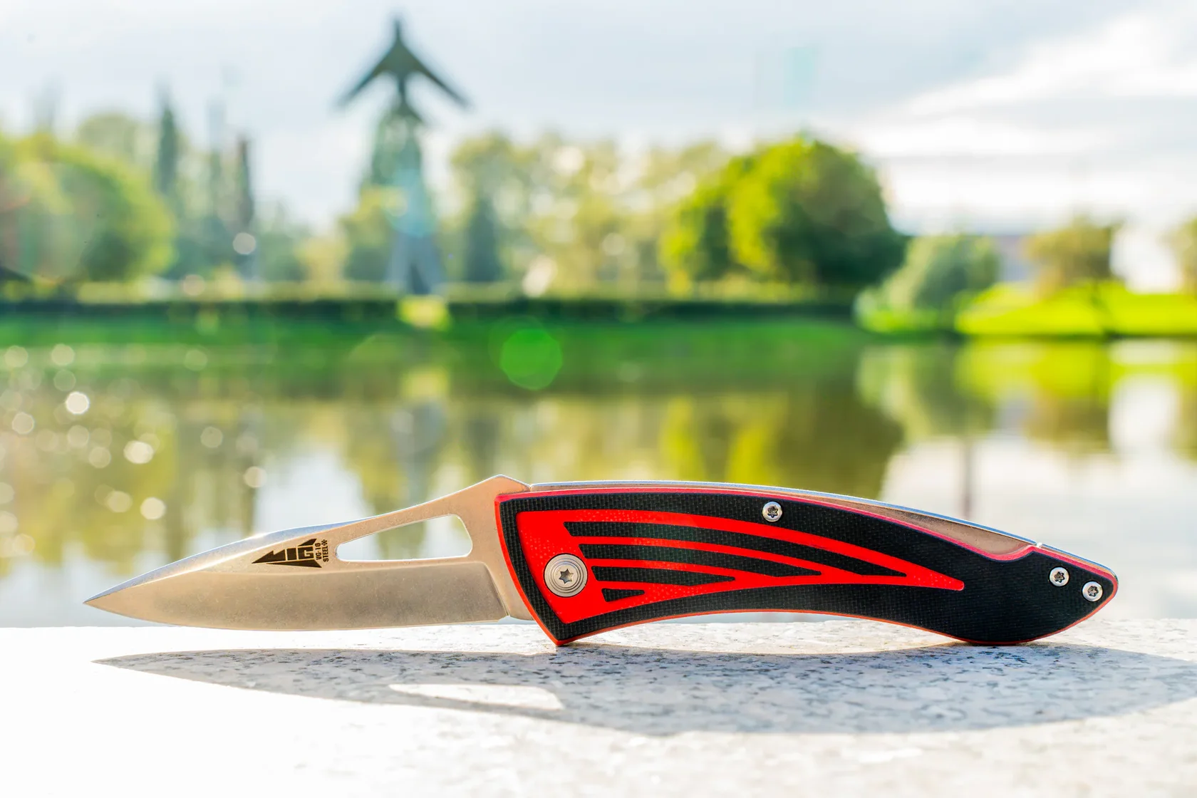 MiG folding knife with sunlight across the VG-10 Cryo blade