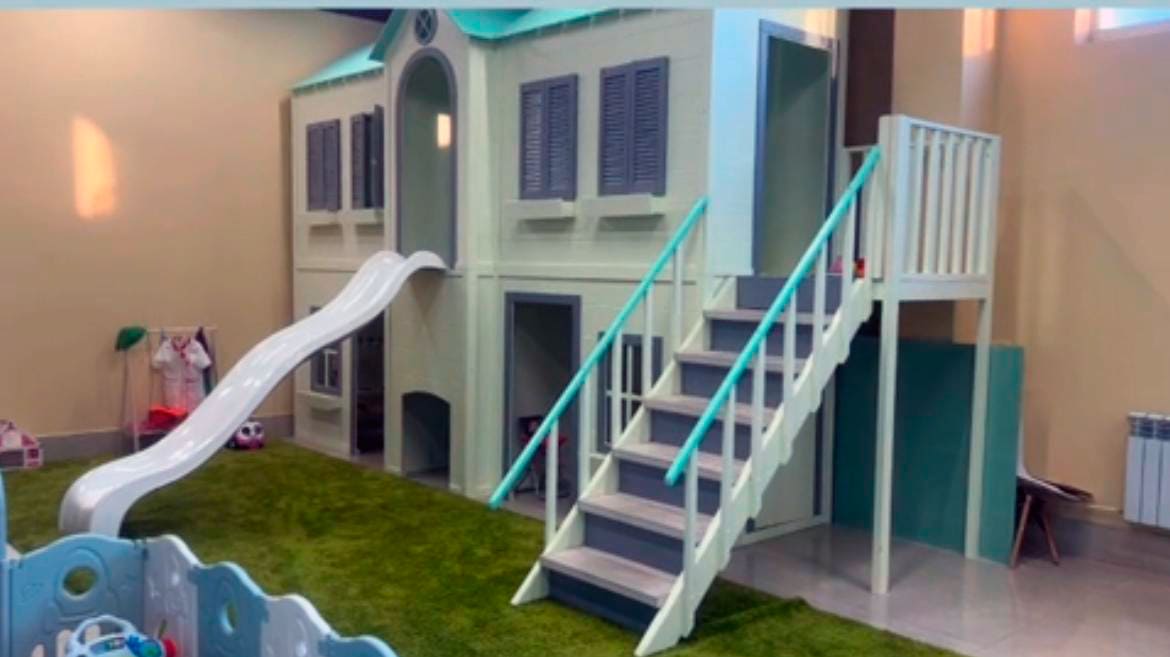 Детский игровой домик для студии праздников из дерева