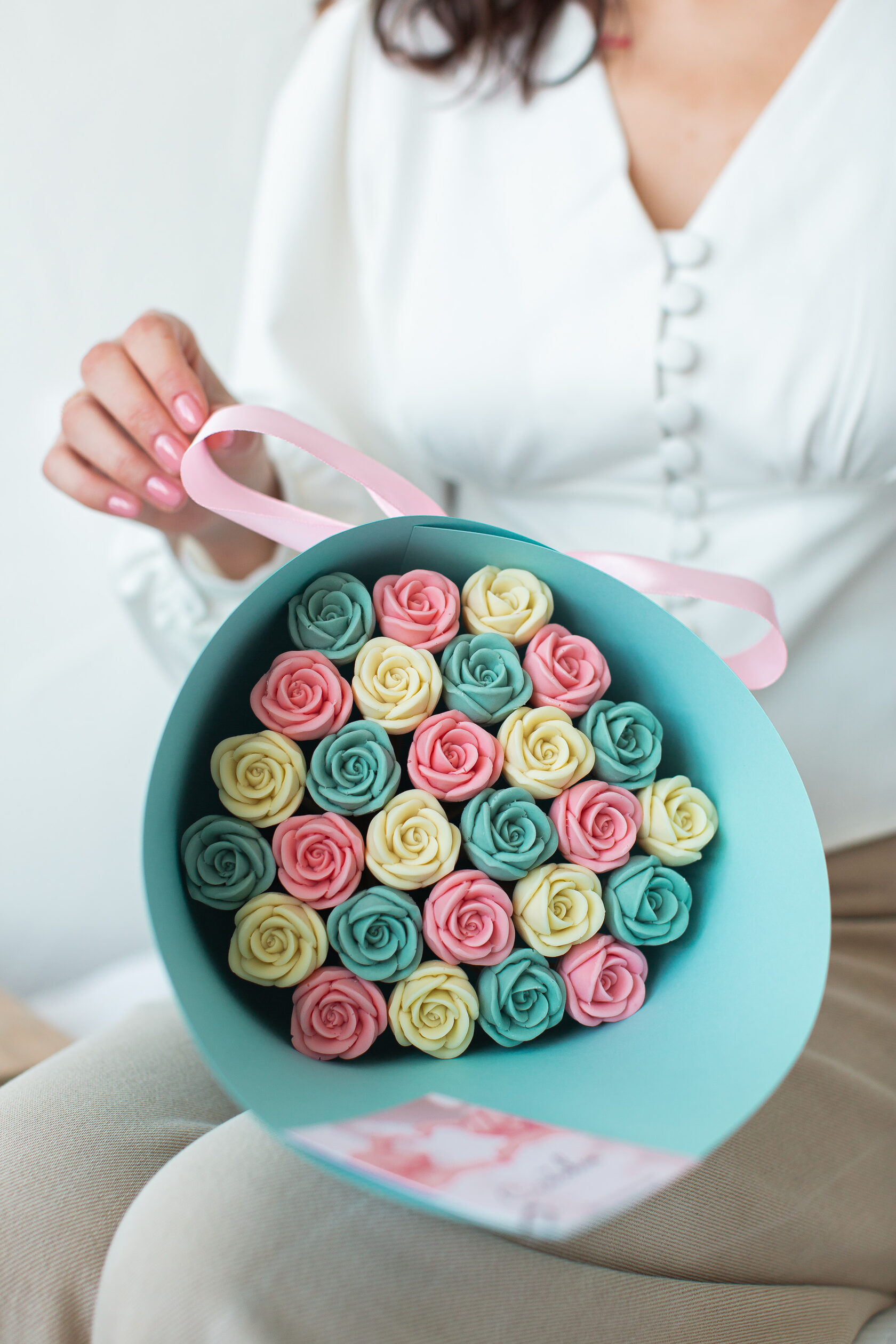 Белые, розовые и голубые шоколадные розы — пример изделия из каталога