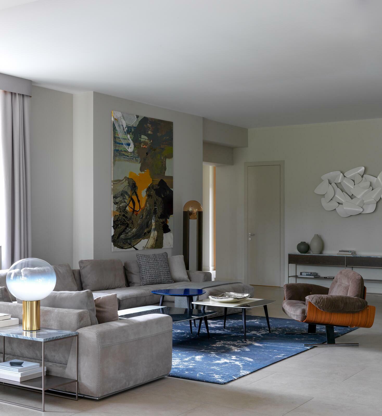 Кресло Presidential Chair Jorge Zalszupin, диван Cierre, столик Baxter, лампа Artemide. Дизайнер Екатерина Федорова