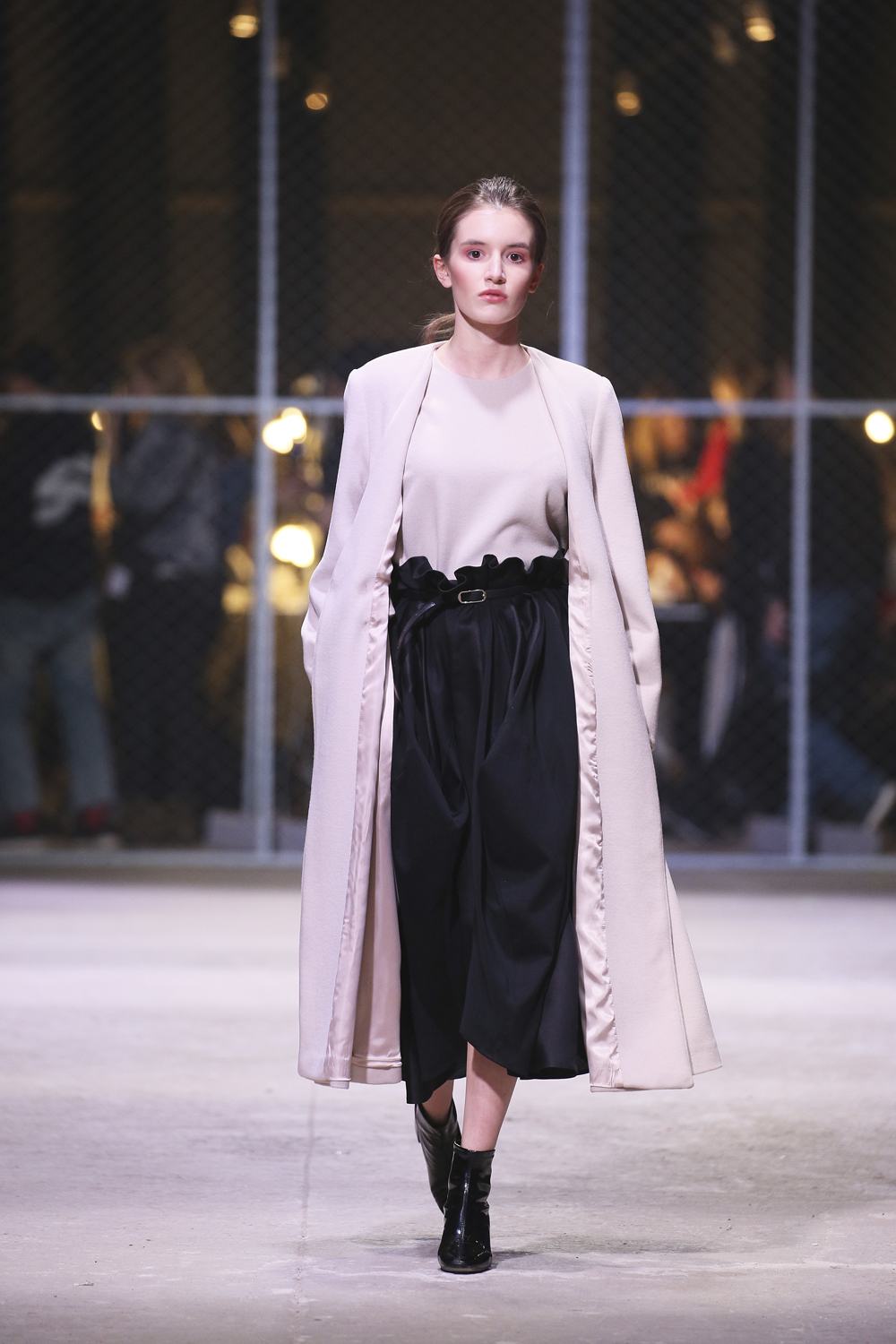 Март дизайнер. Коллекция шанель с бахромой показ. Март дизайнер. Искусственные цветы в интерьере. Zetwix дизайн интерьера.