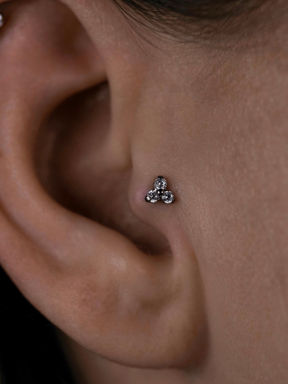 Трагус пирсинг уха крупным планом