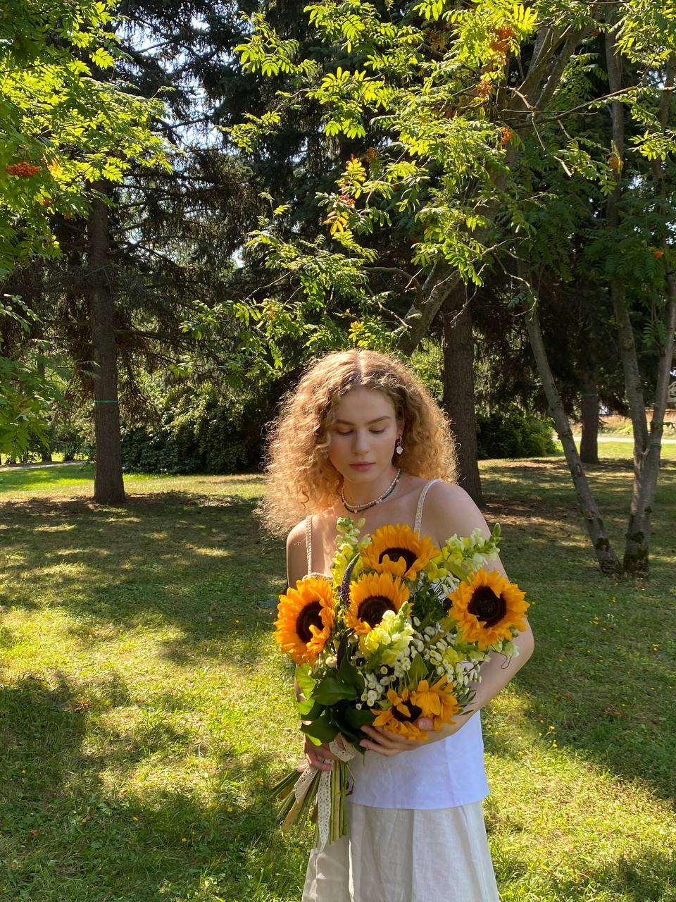 Букет из подсолнухов, львиного зева и танацетума. Летний, звенящий, солнечный, вызывает радостную улыбку на лицах зрителей.