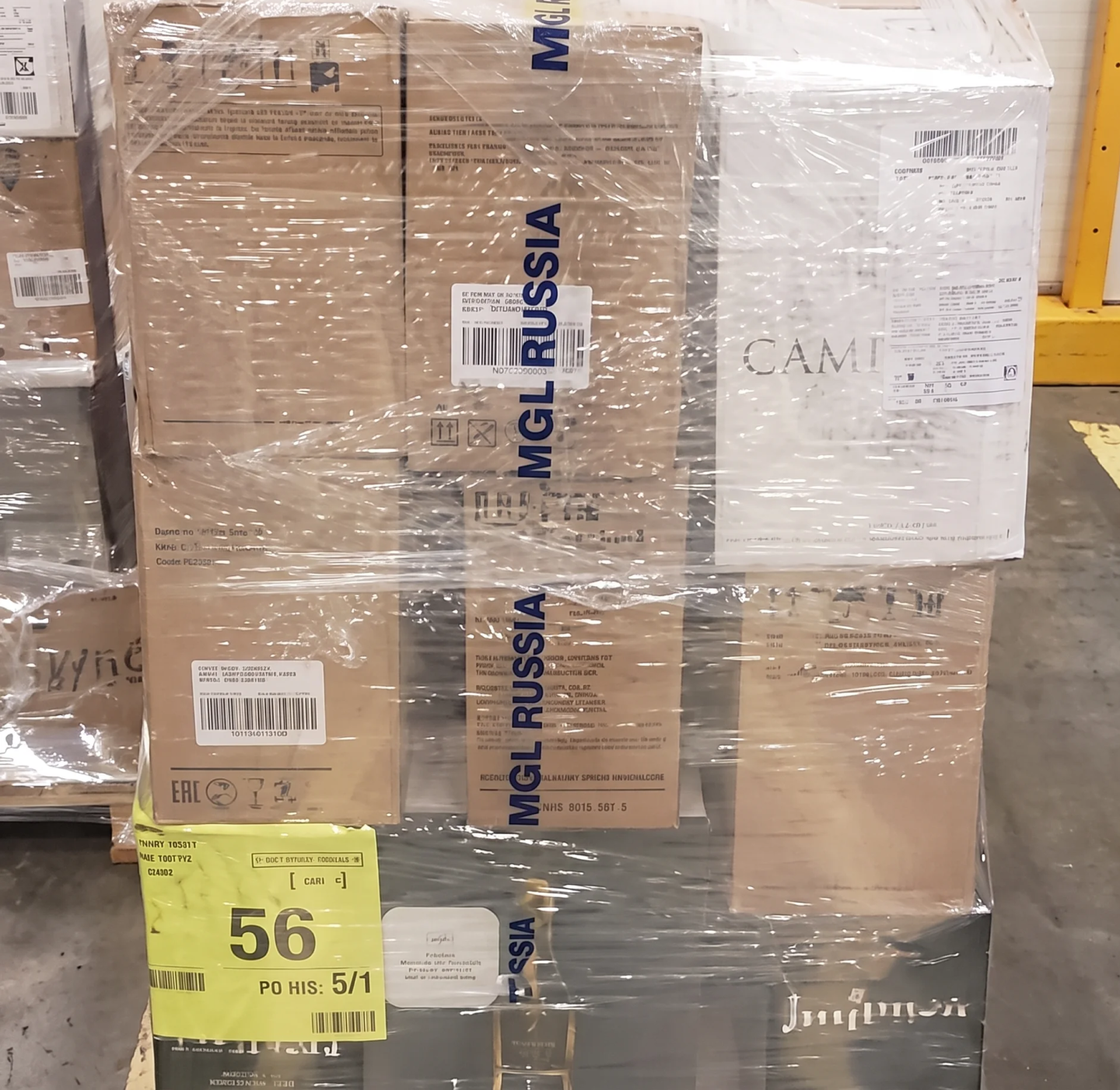Готовая паллета с алкогольной продукцией, обмотанная плёнкой и проклеенная лого-скотчем