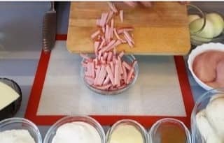 Приготовление жюльена с курицей, грибами, сыром и ветчиной: шаг 2