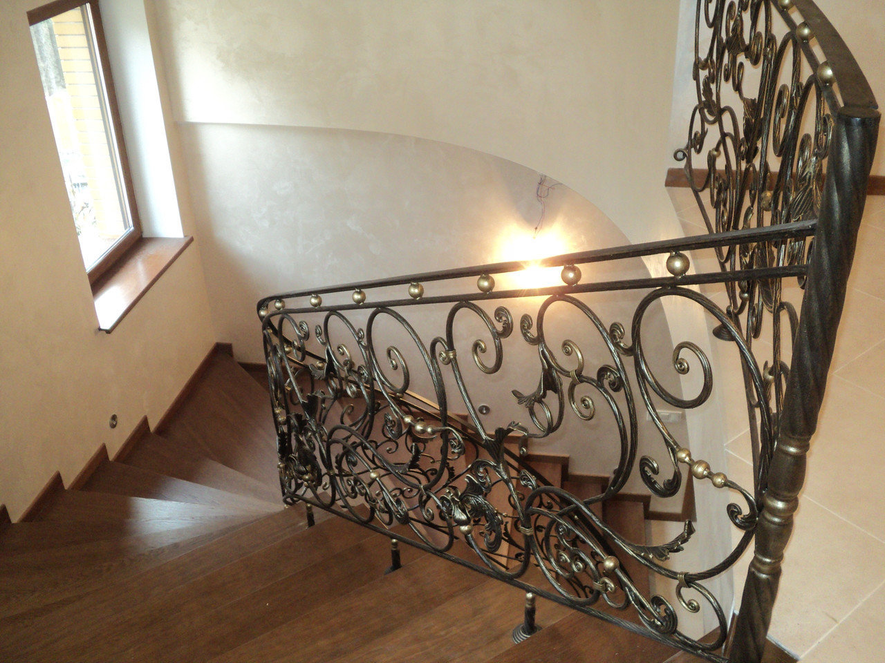 Перила кованые для лестницы в частном доме фото внутри дома