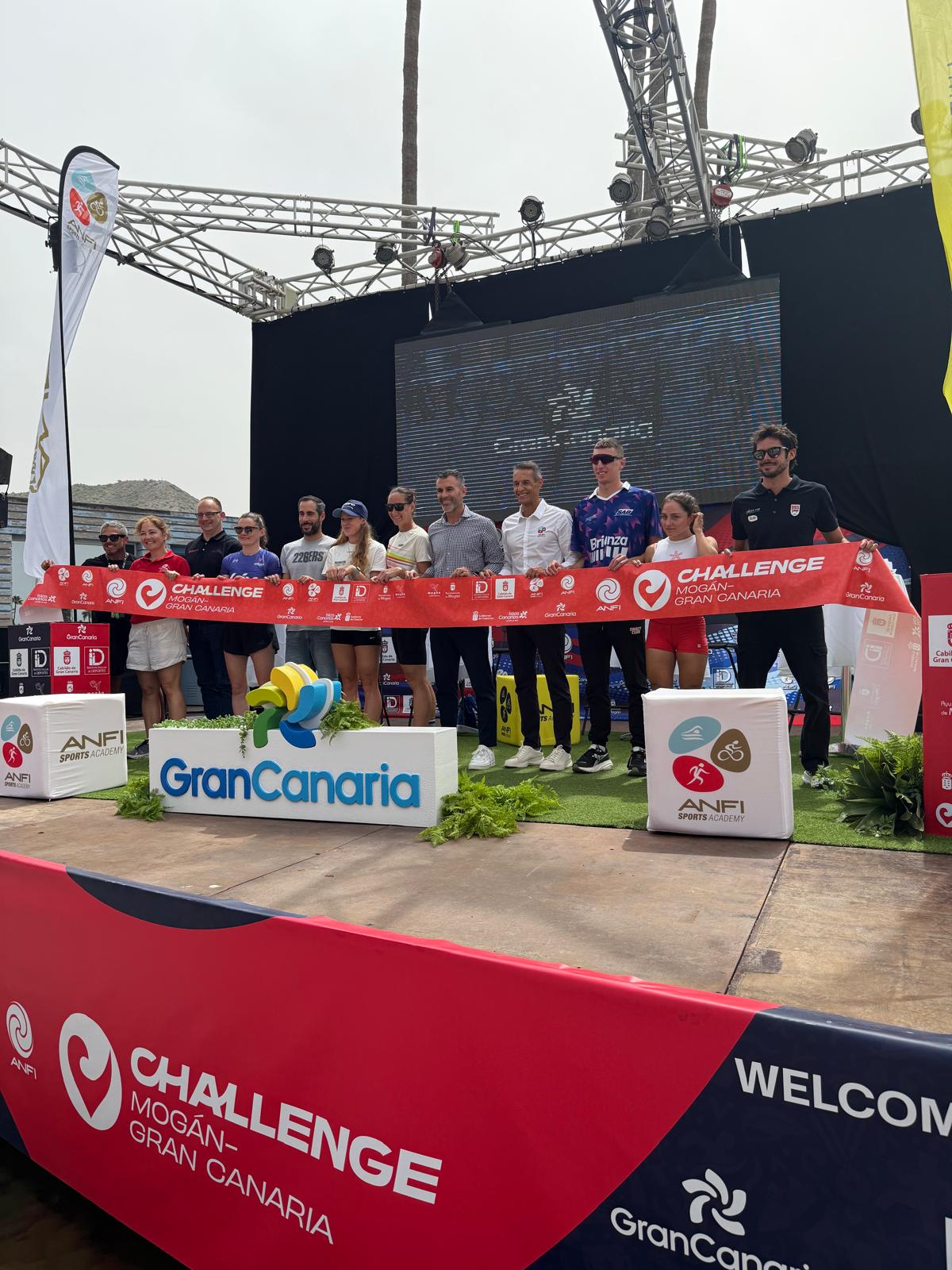 Atleti professionisti e organizzatori sul palco del Challenge Mogán Gran Canaria ad Anfi Bay.
