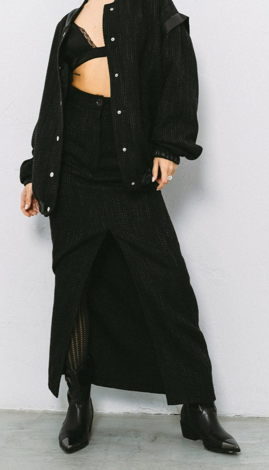 дизайнерский костюм из плотной хлопковой ткани бомбер с кожаной отделкой с карманами воротником с манжетами юбка длины макси прямого кроя купить в интернет-магазине Greshi so mnoy