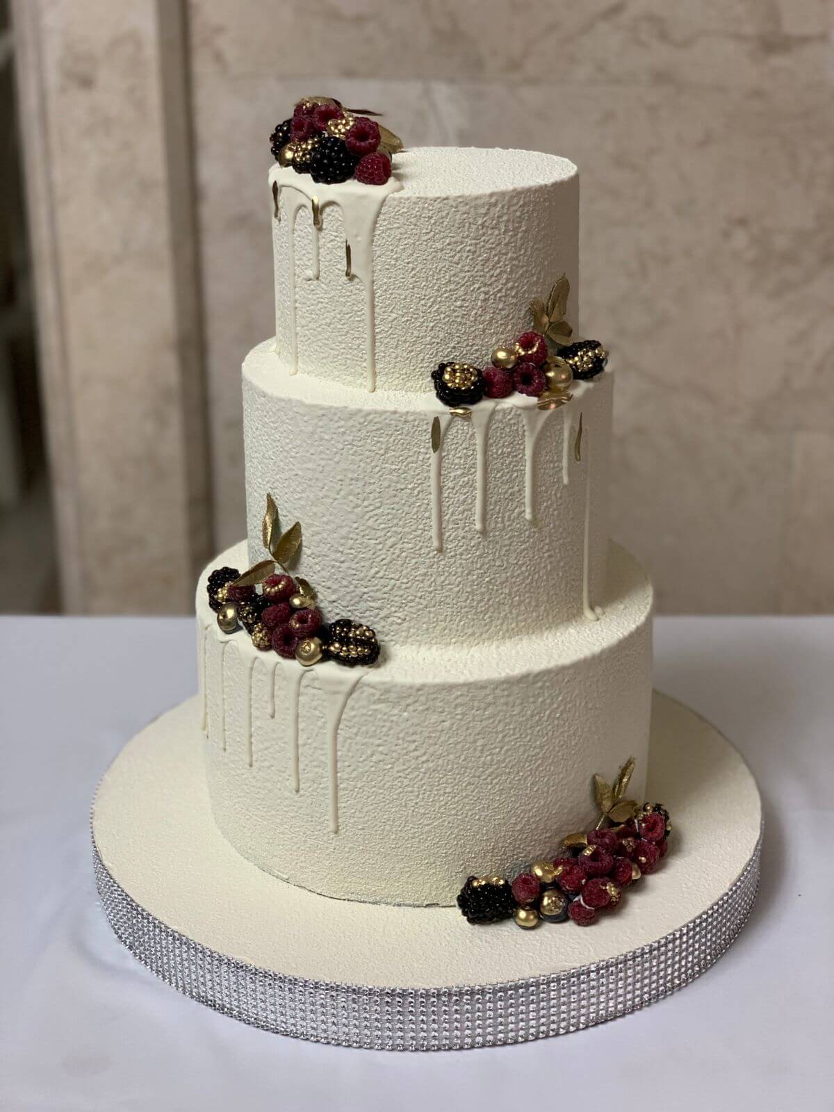 белый торт на свадьбу трехъярусный с малиной и белым шоколадом