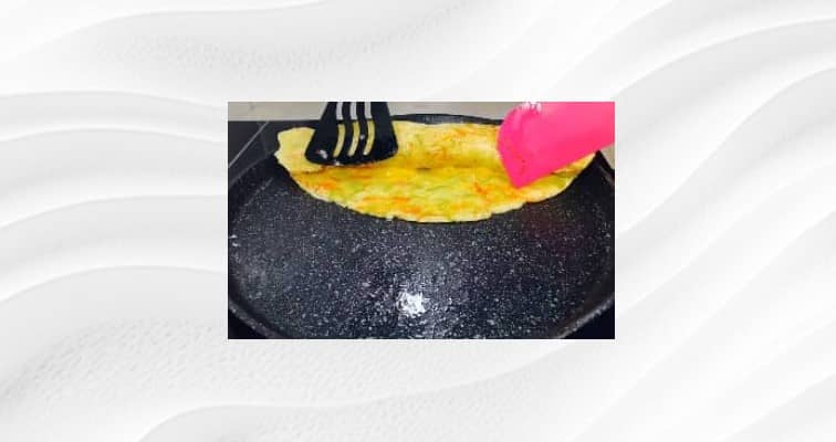 Приготовление рулета из омлета с сыром и кабачком: шаг 9