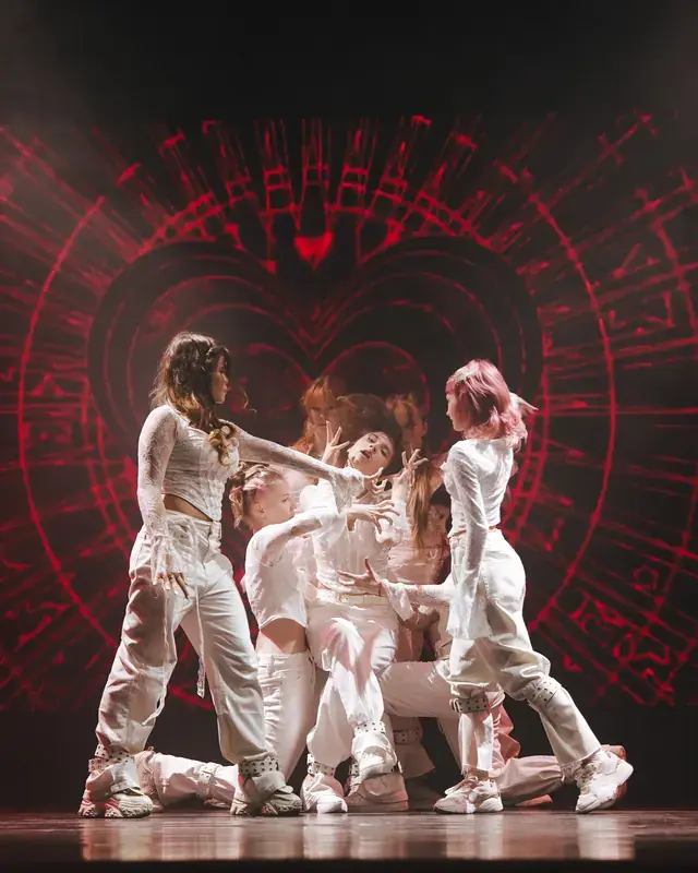 Ученицы VYSOTA исполняют K-pop номер на сцене