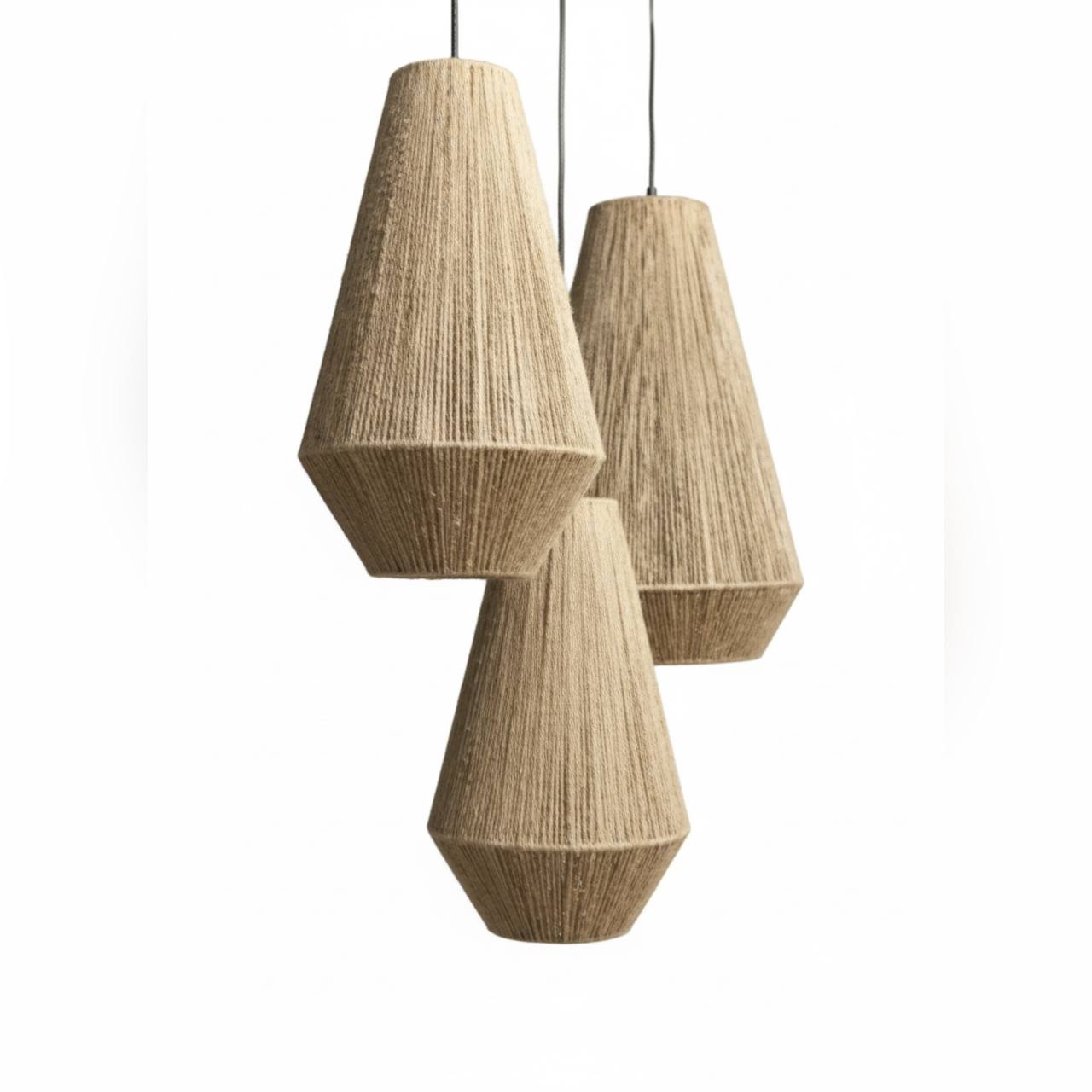 Подвесной абажур ручной работы из натурального джута в современном стиле на белом фоне