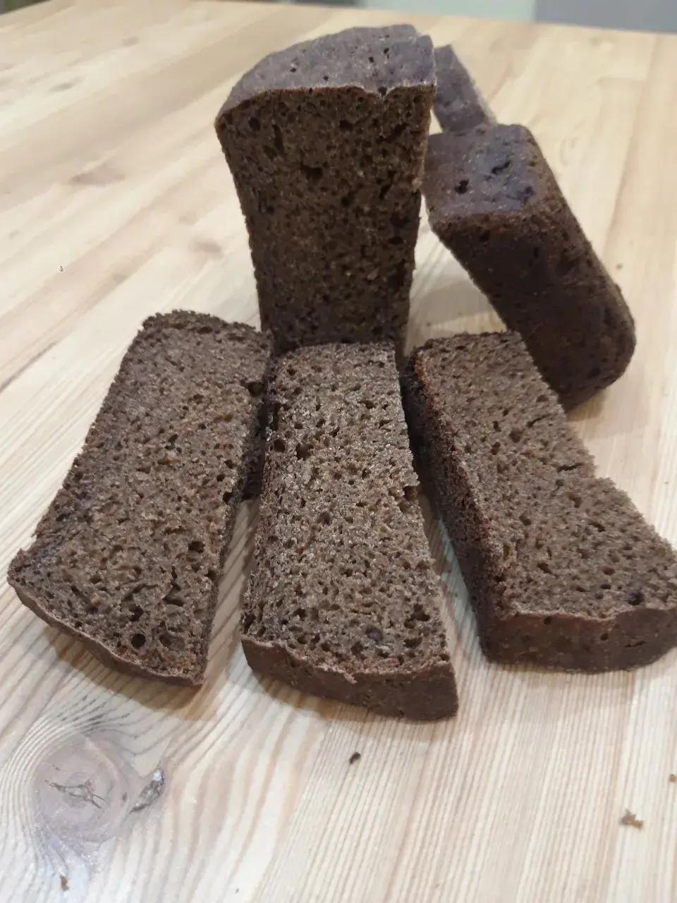 Нарезанный ржаной цельнозерновой хлеб