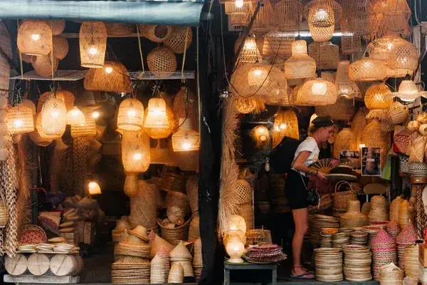Лавка плетёных ламп и корзин из ротанга на рынке Чатучак