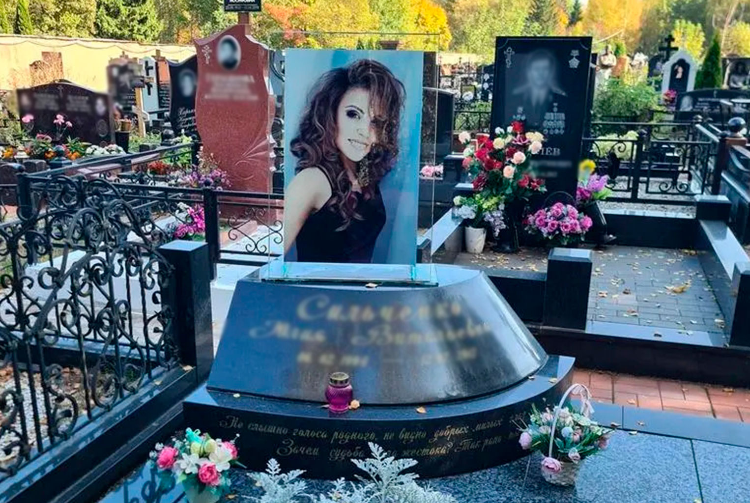 Памятник из стекла на месте захоронения