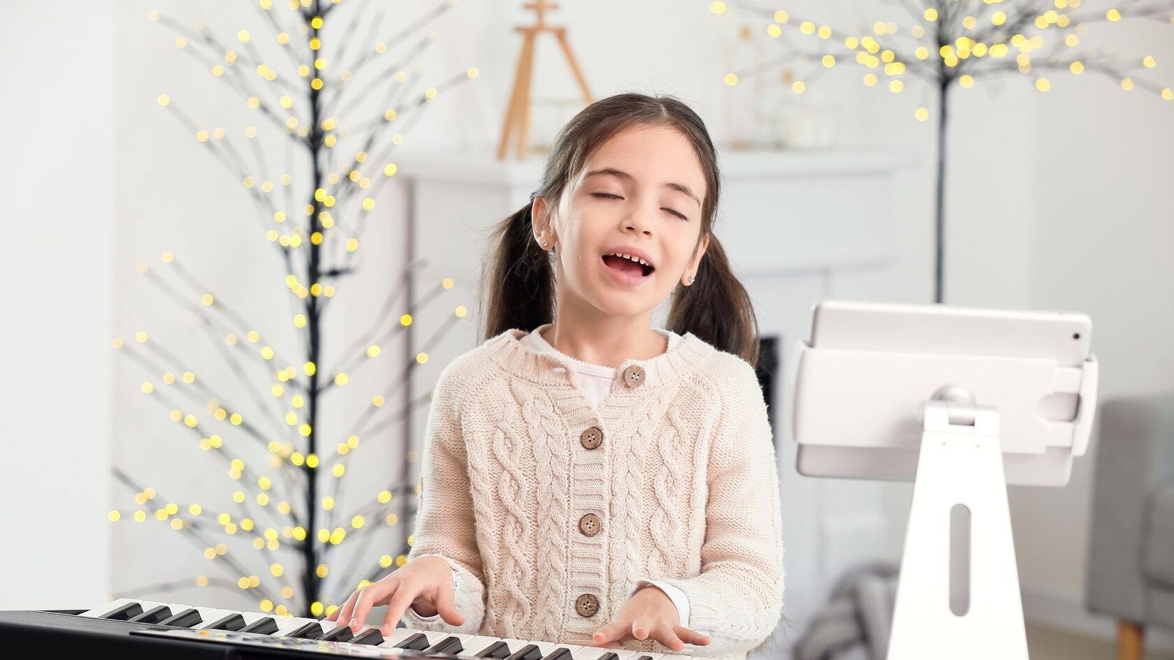 Ребенок занимается вокалом