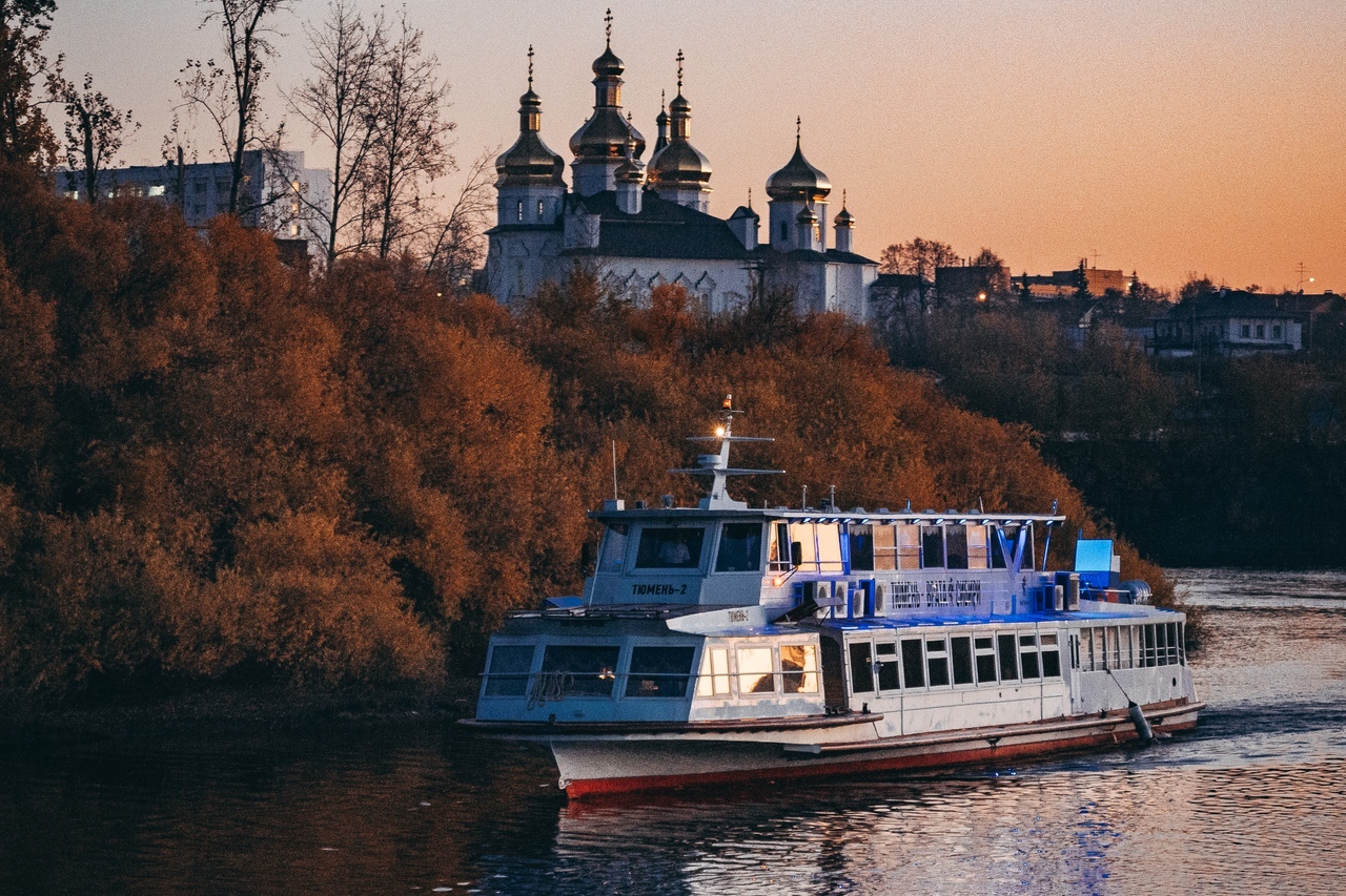 Прогулка на теплоходе по городу. Теплоход Тюмень. Речная прогулка. Корабли Тюмень набережная. Тобольск причал.