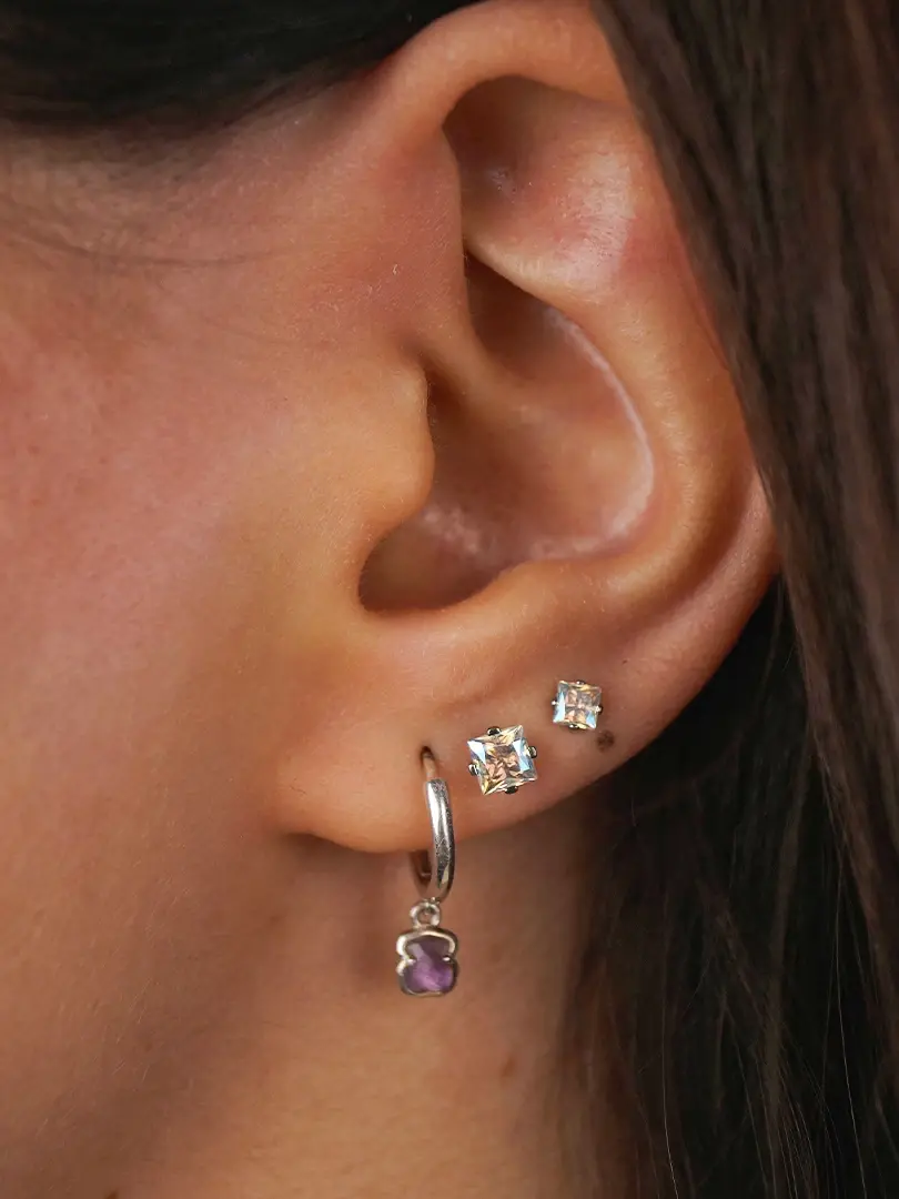 Заживший прокол мочки уха с украшением