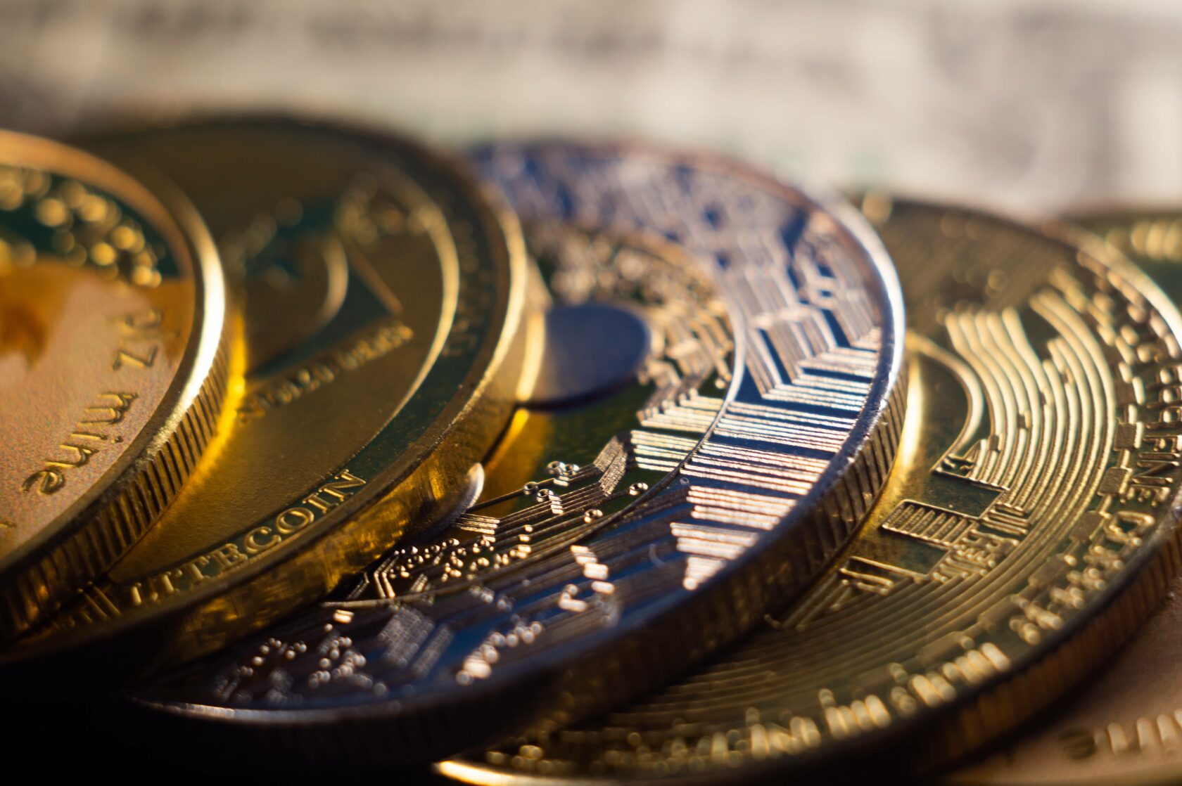 monedas simbolizando el pago de las comisiones Binance y Coinbase