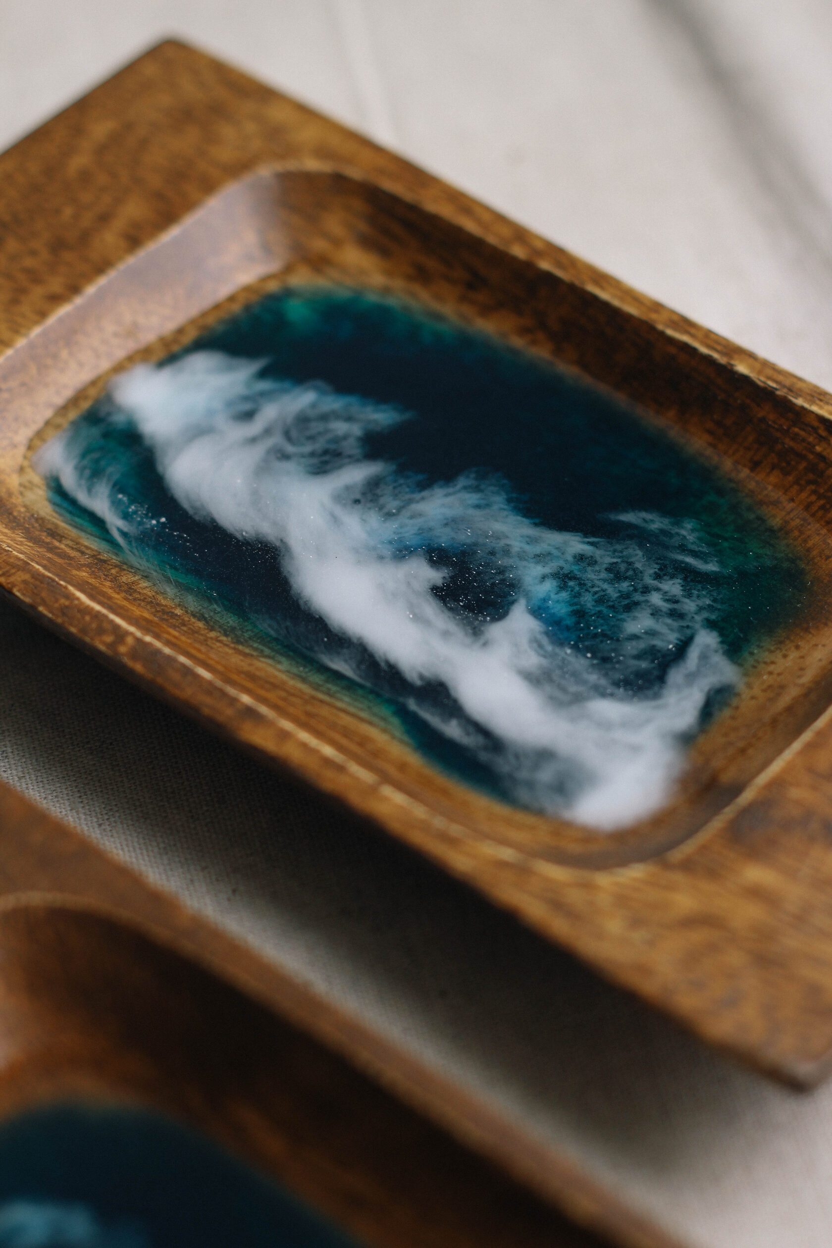 Деревянная миска из эпоксидной смолы с эффектом моря