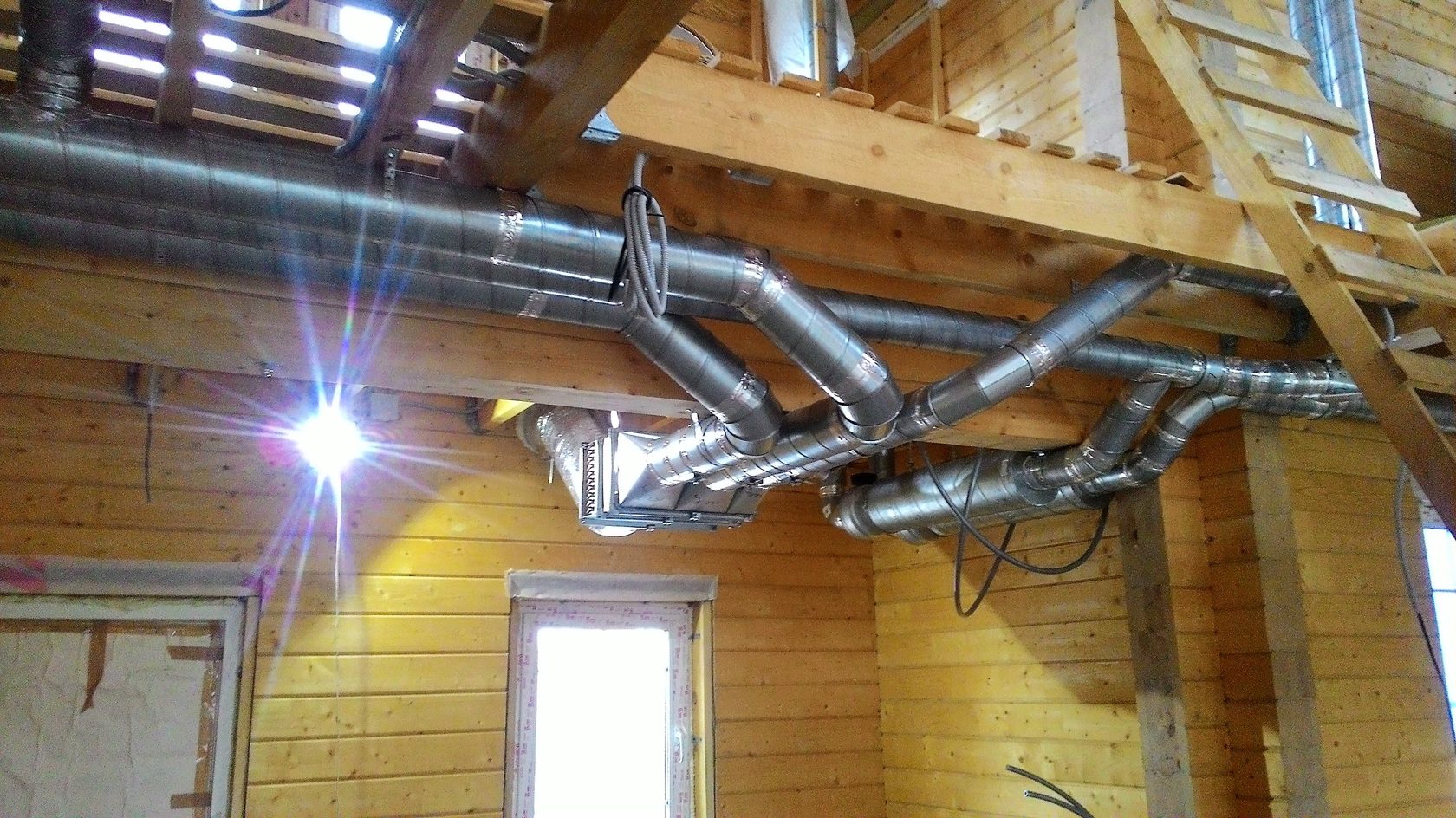 Прокладка воздуховодов приточной системы вентиляции в частном доме.