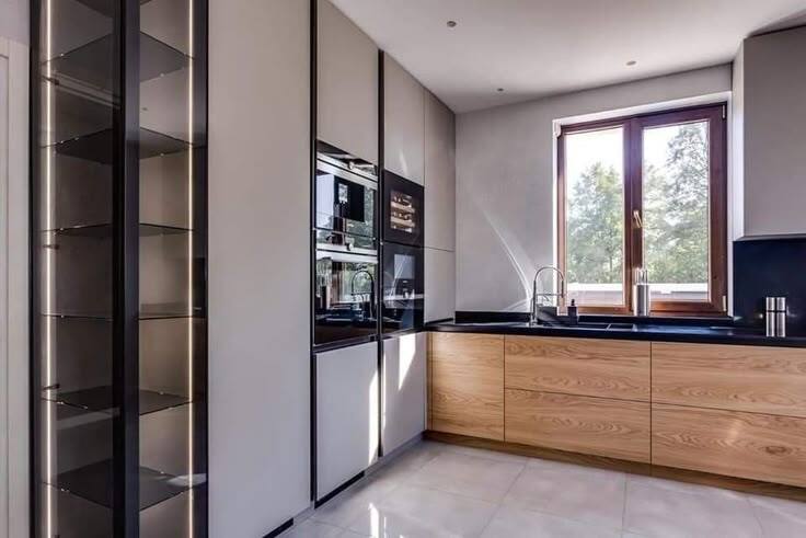 Кухня с мойкой у окна