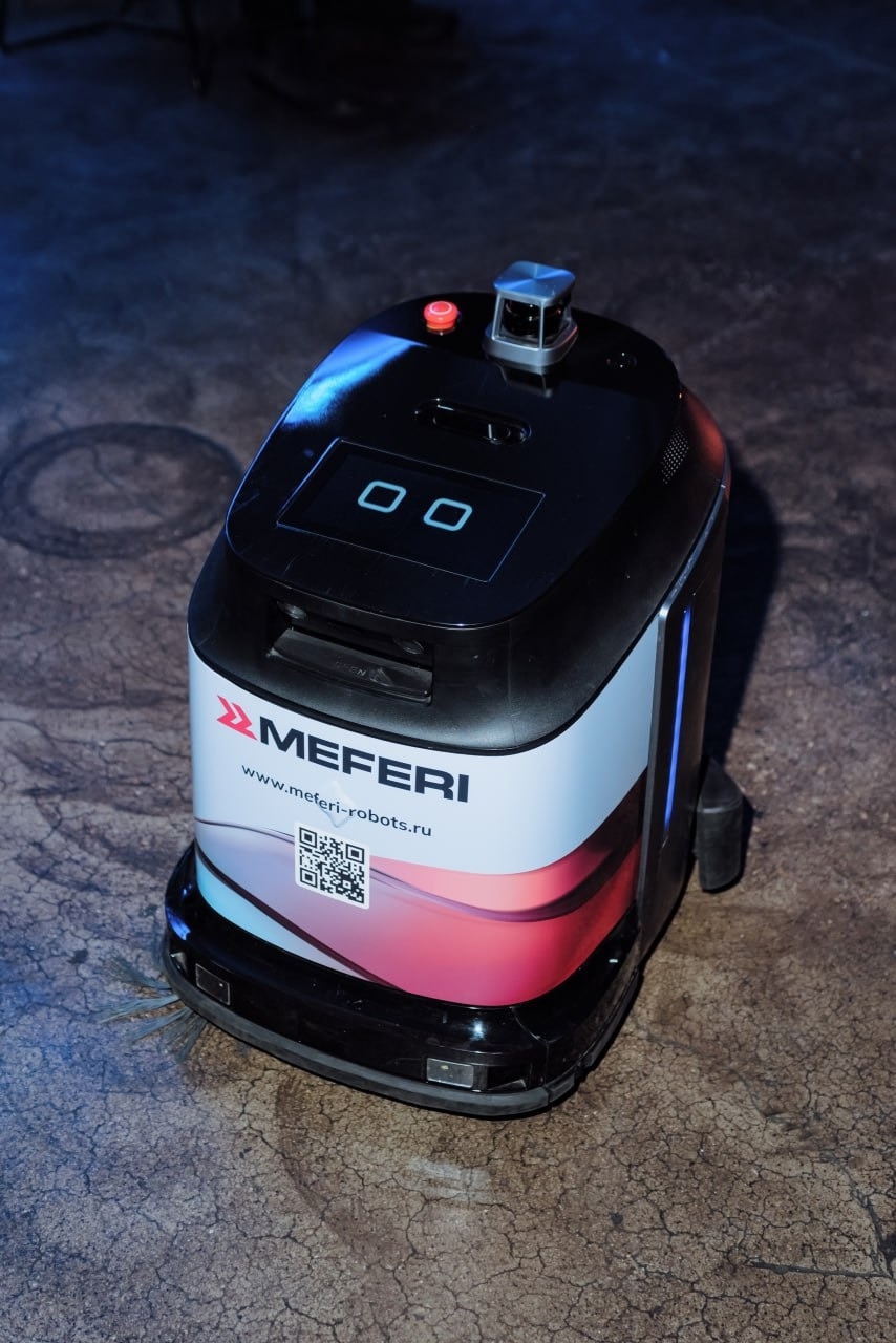 Робот-уборщик GAUSIUM PHANTAS демонстрация на форуме технологий