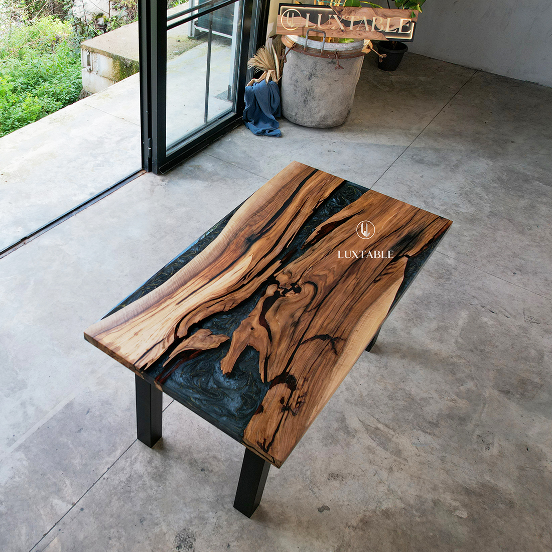 Epoxidharz Tische Alagoas aus europäischem Nussbaum und hellblauem Epoxidharz mit Metallic Effekt