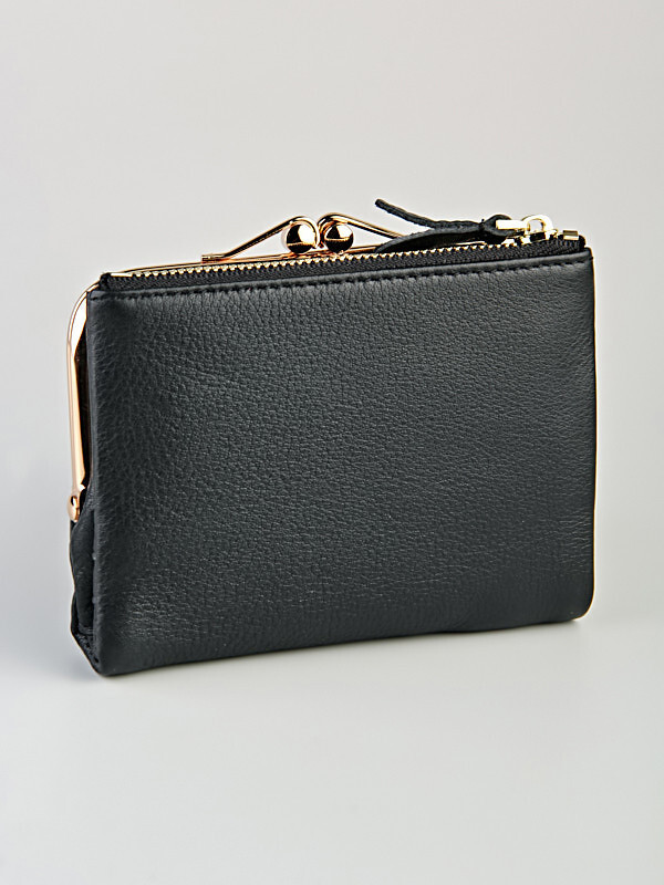 Кошелек женский. Изделие выполнено из натуральной мягкой кожи. Закрывается на магнит.