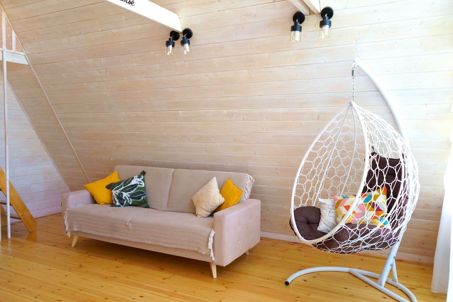 Интерьер для отдыха в домике Афрейм хэппи в Подмосковье